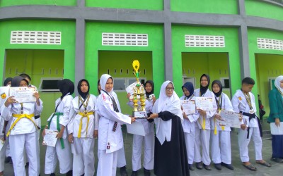Siswa Madrasah Tsanawiyah Muhammad Basiuni Imran Sambas berhasil mendapat gelar Juara Umum dalam Kompetisi Karate Biak Sambas